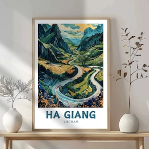 Peut inclure: Une affiche encadrée avec une illustration colorée d'une route sinueuse à travers une vallée verdoyante. L'affiche porte le texte "HA GIANG VIETNAM" en bas.