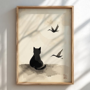 Puede incluir: Una impresión artística enmarcada que presenta un gato negro sentado y mirando hacia arriba a dos pájaros volando. La obra de arte tiene un estilo minimalista con una paleta de colores neutros y está enmarcada en un marco de madera clara.
