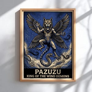 Op de afbeelding: Een ingelijste kunstdruk met een gevleugeld Pazuzu-wezen met een leeuwenkop en een slangenstaart tegen een donkerblauwe sterrenhemel. De tekst onderaan luidt PAZUZU KING OF THE WIND DEMONS in dikgedrukte witte hoofdletters.