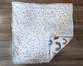 Rainbows & Dots Baby Lovey, kocyk bezpieczeństwa z flaneli Minky