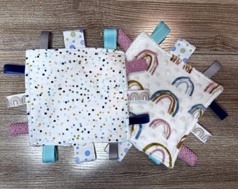 Zabawka Crinkle Tag Rainbows & Dots, miękka sensoryczna zabawka materiałowa, ręcznie robiona