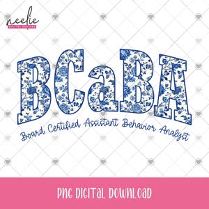 Puede incluir: Diseño digital con las letras "BCaBA" en un patrón floral azul. El texto "Board Certified Assistant Behavior Analyst" está debajo en una fuente de escritura. Una pancarta rosa en la parte inferior dice "PNG DIGITAL DOWNLOAD".