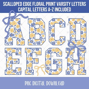 Puede incluir: Letras universitarias con estampado floral de la A a la H. Las letras mayúsculas están rellenas de flores amarillas y azules sobre un fondo blanco. Las letras tienen un borde festoneado y están decoradas con lazos. El texto "SCALLOPED EDGE FLORAL PRINT VARSITY LETTERS" está en la parte superior.