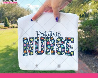 Pediatryczna Pielęgniarka Kwiatowy Nadruk PNG, Zakrzywione Litery Uniwersyteckie Niebieski Kwiatowy Wzór Cyfrowe Pobieranie Clipart dla Pediatrycznej Pielęgniarki Sublimacja lub DTF