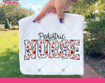 Pediatryczna Pielęgniarka Kwiatowy Nadruk PNG, Zakrzywione Litery Uniwersyteckie Jasny Kwiatowy Wzór Cyfrowe Pobieranie Clipart dla Pediatrycznej Pielęgniarki Sublimacja lub DTF