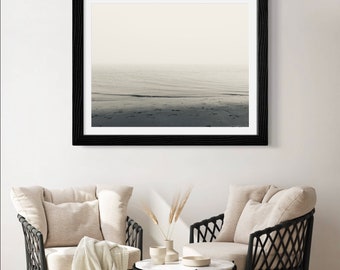 Impressão em preto e branco de uma praia tranquila, arte de parede costeira (download digital)