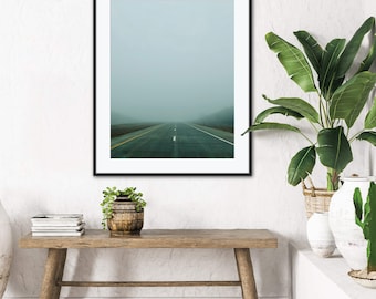 Impressão fotográfica de estrada aberta e enevoada, arte de paisagem melancólica (download digital)