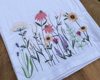 Paño de cocina bordado con flores silvestres: saco de harina August Garden