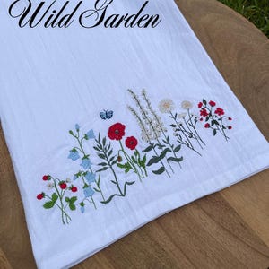 Geborduurde theedoek * Wilde tuin * Meelzakhanddoek * Wildflower * Housewarming * Keukendecoratie * Cadeau gastvrouw