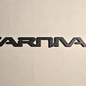 KIA CARNIVAL 2023-26 z czarnym napisem „carnival”