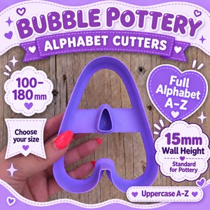 Peut inclure: Un emporte-pièce en forme de lettre A en plastique violet pour la poterie, avec une hauteur de paroi de 15 mm. Le texte indique une gamme de tailles de 100 à 180 mm, un alphabet complet de A à Z et des lettres majuscules de style bulle.