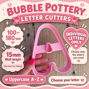 Può includere: Un tagliapasta in plastica rosa a forma di lettera A per ceramica con un'altezza della parete di 15 mm. L'immagine include testo, tra cui BUBBLE POTTERY LETTER CUTTERS, 100-180 mm, 15mm Wall Height, INDIVIDUAL LETTERS ONLY, Uppercase A-Z.