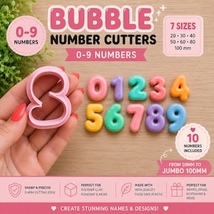Puede incluir: Un juego de cortadores de números tipo burbuja del 0 al 9, con un cortador rosa del número 8 sostenido en primer plano. El set incluye 10 piezas en varios colores pastel, con texto que indica 7 tamaños de 20mm a 100mm y un borde de 0,4mm.