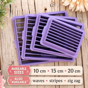 Può includere: Un set di quattro tagliapasta rettangolari in plastica viola con barre a griglia interne. I tagliapasta presentano etichette in rilievo che indicano spaziature di 4 mm, 6 mm, 8 mm e 10 mm. Il testo sull'immagine mostra dimensioni disponibili di 10 cm, 15 cm e 20 cm.