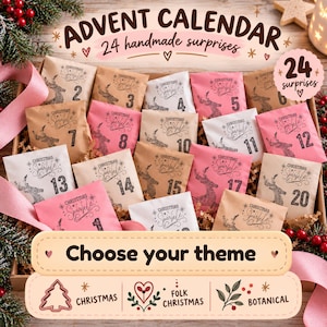 Peut inclure: Un coffret calendrier de l'Avent contenant 24 petits sacs en papier marron, blanc et rose. Chaque sac présente un renne imprimé, le texte Christmas Sparkle et un numéro. La boîte inclut une bannière avec le texte ADVENT CALENDAR 24 handmade surprises.