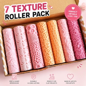 Puede incluir: Un conjunto de siete rodillos de textura cilíndricos para arcilla en una caja de cartón. Los rodillos presentan varios patrones en relieve, incluyendo diseños florales, geométricos, de leopardo y abstractos en tonos rosa y naranja. El texto dice 7 TEXTURE ROLLER PACK.