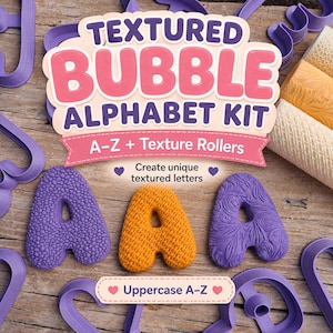 Pode incluir: Um kit de alfabeto de bolhas texturizado com cortadores de letras A-Z e rolos de textura. O kit inclui letras A roxas e laranja com padrões de superfície distintos, juntamente com vários cortadores de plástico roxos para artesanato.