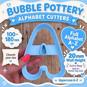 Può includere: Un tagliapasta a forma di lettera A in plastica azzurra per ceramica. Il testo include BUBBLE POTTERY ALPHABET CUTTERS, 100-180 mm, Choose your size, Full Alphabet A-Z, 20mm Wall Height, Extra Deep e Uppercase A-Z. Altezza parete di 20 mm.