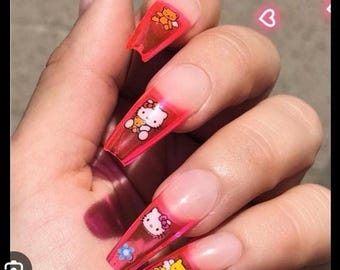 Pegamento de Hello Kitty en las uñas