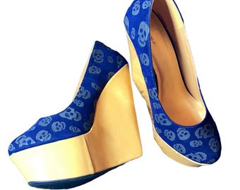 紫色のベルベット素材のスカル柄シューズ、黄色のヒール付き、サイズ9.5