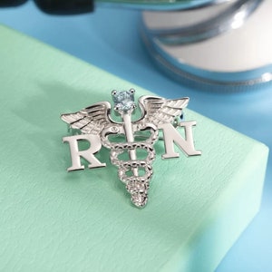 Personalisierte medizinische Graduierung Thema Pin mit Birthstone | Medizinische Abschlussgeschenke für Krankenschwester und Ärzte | Pin mit dem Namen: Anstecknadel Pflegeschülerin Medizin