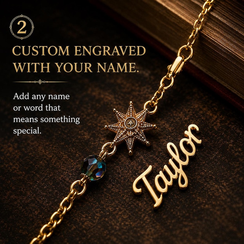 K&ouml;nnte beinhalten: Goldenes Armband mit einem Stern-Charm und einem Namensschild mit der Aufschrift "Taylor". Das Armband hat auch eine irisierende Perle. Der Text auf dem Bild lautet "Individuell graviert mit Ihrem Namen."