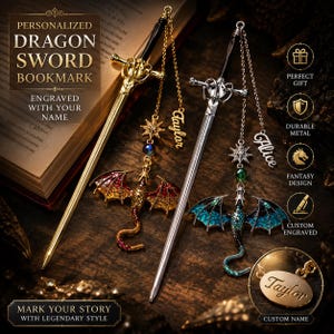 K&ouml;nnte beinhalten: Zwei personalisierte Drachenschwert-Lesezeichen. Eines ist goldfarben, das andere silberfarben. Jedes hat einen Drachenanh&auml;nger mit bunten Fl&uuml;geln und einem Namensschild. Der Text lautet "PERSONALIZED DRAGON SWORD BOOKMARK" und "MARK YOUR STORY WITH LEGENDARY STYLE."