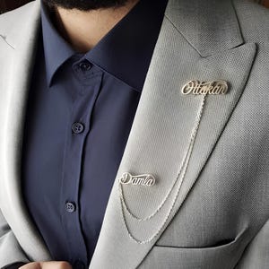 Pin de solapa personalizado para novios y padrinos / Accesorio de traje personalizado con cadena / Regalo de boda único para papá / Broche con nombre para bodas