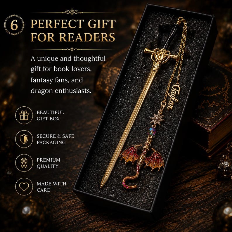 K&ouml;nnte beinhalten: Ein goldfarbener, schwertf&ouml;rmiger Lesezeichen mit schwarzem Griff und Drachenanh&auml;nger. Das Lesezeichen befindet sich in einer schwarzen Geschenkbox. Der Text auf dem Bild lautet "PERFECT GIFT FOR READERS".