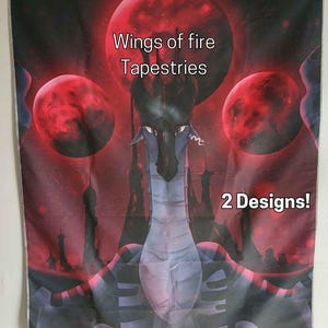 Puede incluir: Un tapiz con un dise&ntilde;o de drag&oacute;n, con un drag&oacute;n con un cuerpo azul y gris, sobre un fondo rojo con dos lunas rojas. El texto "Wings of fire Tapestries" y "2 Designs!" son visibles.