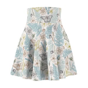 Può includere: Gonna svasata a vita alta, con un motivo ripetuto di farfalle, fiori e foglie nei toni del blu, marrone e verde su sfondo bianco. La gonna ha una silhouette fluida ed elegante. La gonna è lunga circa 40 cm.