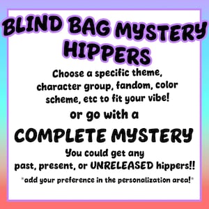 Op de afbeelding: Promotionele afbeelding voor "BLIND BAG MYSTERY HIPPERS". De tekst moedigt klanten aan om een thema te kiezen of te kiezen voor een complete mystery-optie. De afbeelding belooft items uit het verleden, heden of niet-uitgebrachte items. De achtergrond heeft een verloop van blauw, roze en paars.