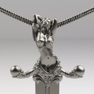 Könnte beinhalten: Silberfarbene Halskette mit Anhänger, der eine stilisierte weibliche Figur zeigt, die in das Design eines Schwertes integriert ist. Die Kette hält die Figur. Der Schwertgriff hat verzierte Details und kugelförmige Akzente.