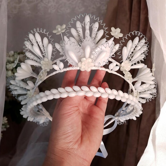 Refined Wax Flower Headwreath: Chic White Wax Wedding Crown  display picture 2