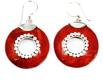 Boucles d'oreilles élégantes fabriquées à la main en argent fin avec des touches de corail rouge