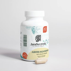 Puede incluir: Una botella blanca con una etiqueta verde y blanca que dice "AwaSecrets - A taste of nature - Ashwagandha with Black Pepper" y "Supports overall health Supports hormones". La botella contiene 60 c&aacute;psulas y es 100% natural. Se muestra una sola c&aacute;psula en primer plano.