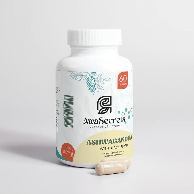 Puede incluir: Una botella blanca con una etiqueta verde y blanca que dice "AwaSecrets - A taste of nature - Ashwagandha with Black Pepper" y "Supports overall health Supports hormones". La botella contiene 60 c&aacute;psulas y es 100% natural. Se muestra una sola c&aacute;psula en primer plano.