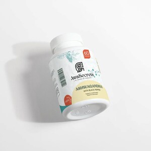 Puede incluir: Botella blanca con una etiqueta verde y blanca. La etiqueta dice "AwaSecrets - A taste of nature" y "Ashwagandha with Black Pepper". La botella contiene 60 c&aacute;psulas.