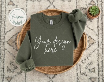 Militairgroene Gildan 18000 mockup, boho sweatshirt flat lay (digitale downloads)
