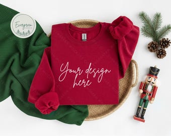 Mockup van een Gildan 18000 Cardinal Red sweatshirt, kerstnotenkraker flat lay (digitale download)