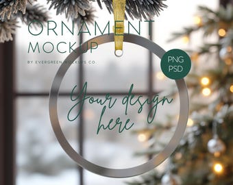 Mockup-sjabloon voor een rond glazen kerstornament | Vakantiescènefotografie voor PSD & PNG
