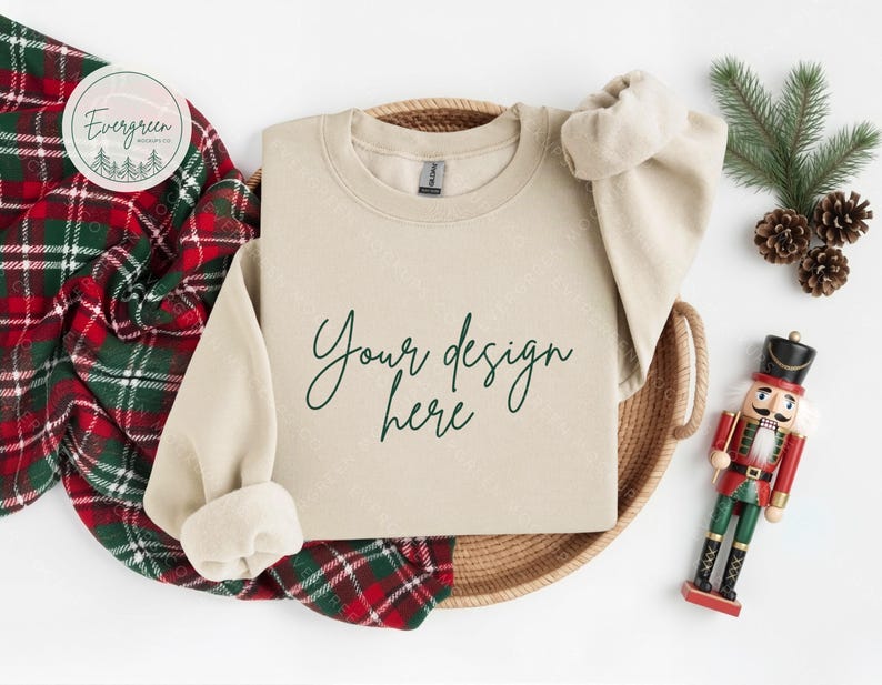 Mockup de moletom Gildan 18000 cor areia para o Natal, fotografia de produto em estilo quebra-nozes para downloads digitais. imagem 1
