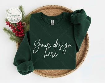 Mockup van een platliggende sweater, Gildan 18000 Forest, kerstproductfotografie voor digitale downloads