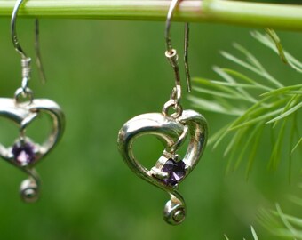 Heart sleeper earrings in silver and amethyst