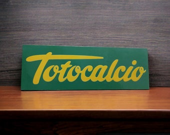 Reproducción vintage de un cartel publicitario de teléfono público de los años 50 y 60, cartel de Totocalcio de madera hecho a mano, placa de mobiliario local.