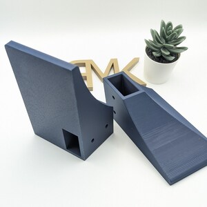 Puede incluir: Dos rampas de skate de color azul oscuro impresas en 3D. Las rampas est&aacute;n hechas de pl&aacute;stico texturizado y est&aacute;n dise&ntilde;adas para ser usadas juntas. Las rampas est&aacute;n sobre una superficie blanca.