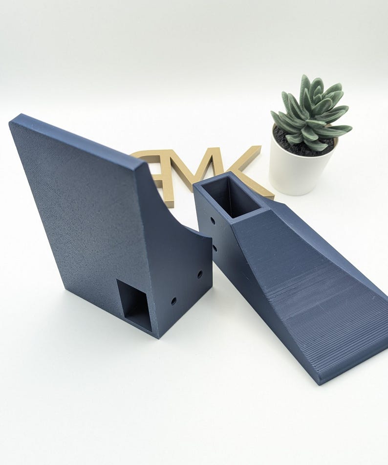 Puede incluir: Dos rampas de skate de color azul oscuro impresas en 3D. Las rampas est&aacute;n hechas de pl&aacute;stico texturizado y est&aacute;n dise&ntilde;adas para ser usadas juntas. Las rampas est&aacute;n sobre una superficie blanca.