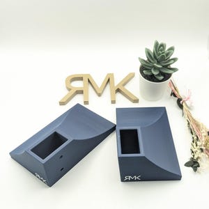 Puede incluir: Dos rampas de skate de pl&aacute;stico azul con un peque&ntilde;o recorte rectangular en el lateral. Las rampas est&aacute;n etiquetadas con "RMK" en letras blancas.