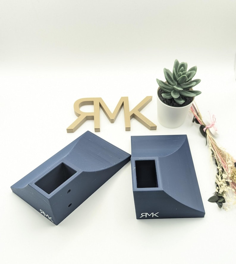 Puede incluir: Dos rampas de skate de pl&aacute;stico azul con un peque&ntilde;o recorte rectangular en el lateral. Las rampas est&aacute;n etiquetadas con "RMK" en letras blancas.