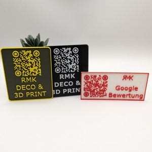 Könnte beinhalten: Drei rechteckige Schilder mit QR-Codes und Text. Das erste Schild ist gelb mit schwarzem Text, der "RMK DECO & 3D PRINT" lautet. Das zweite Schild ist schwarz mit weißem Text, der "RMK DECO & 3D PRINT" lautet. Das dritte Schild ist weiß mit rotem Text, der "RMK Google Bewertung" lautet.